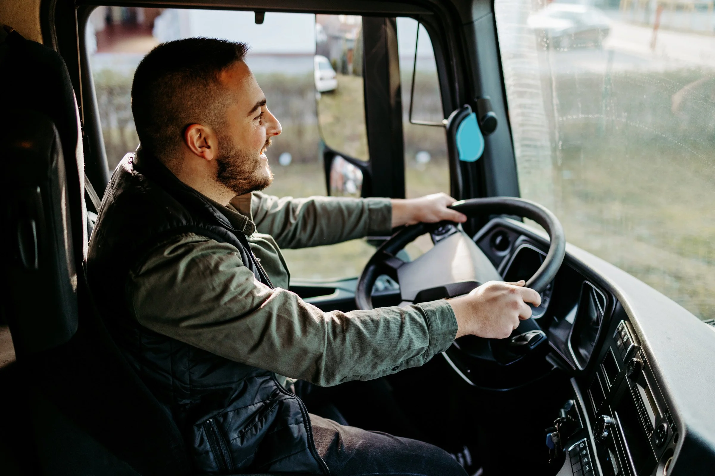 Imagen de un viajero conduciendo